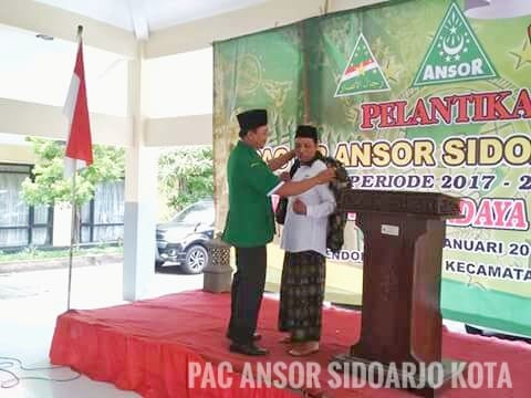 Terima Jaket Banser, Ini Ekspresi Ketua MWC NU Sidoarjo